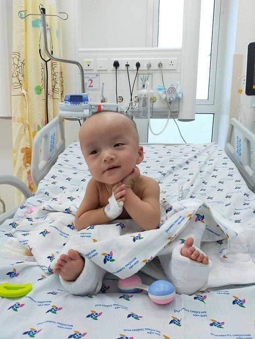 Trúc Nhi - Diệu Nhi cười tít mắt, biết làm nũng sau hơn 3 tuần phẫu thuật 4507 023c2886b2c55b9b02d4